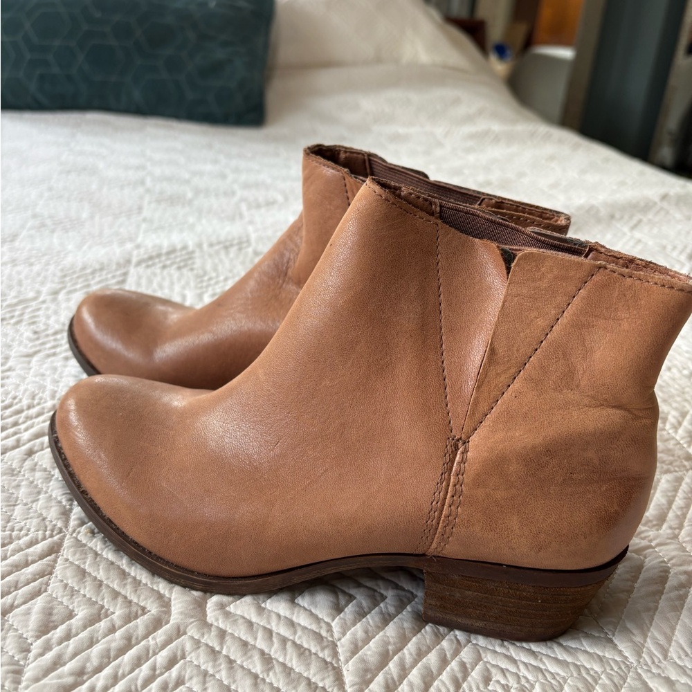 Lucky Brand country style tan ankle boots

Never worn

Has a weathered look